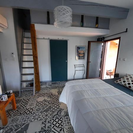 Le Lodge Des Chenes Brousses-et-Villaret Exterior photo