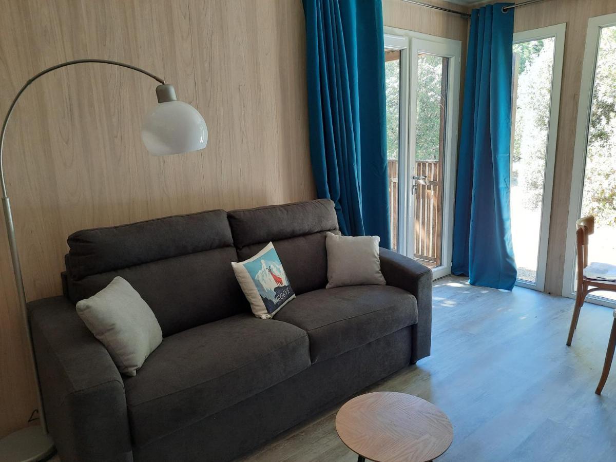 Le Lodge Des Chenes Brousses-et-Villaret Exterior photo
