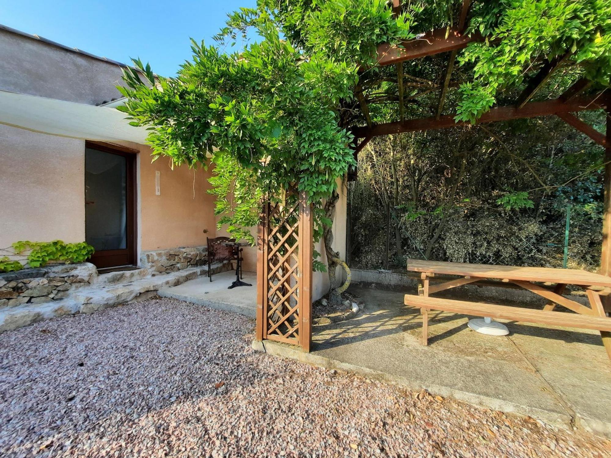 Le Lodge Des Chenes Brousses-et-Villaret Exterior photo