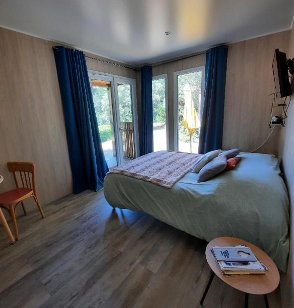 Le Lodge Des Chenes Brousses-et-Villaret Exterior photo
